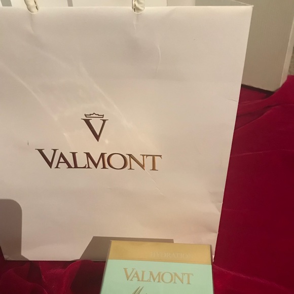 🌟NEW Moisturizing Cream. Checkout Valmont.com - Picture 5 of 6
